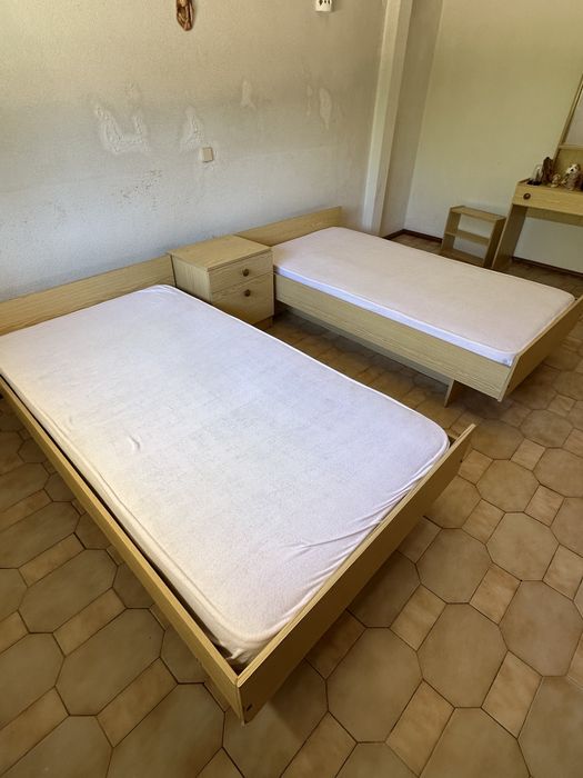 Conjunto de camas c/ colchão e mesa de cabeceira