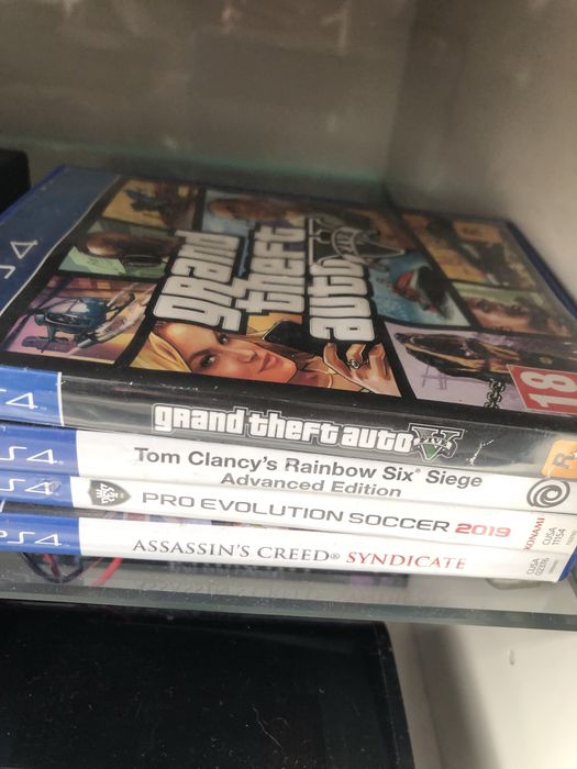 Playstation 4 slim com 2 comandos