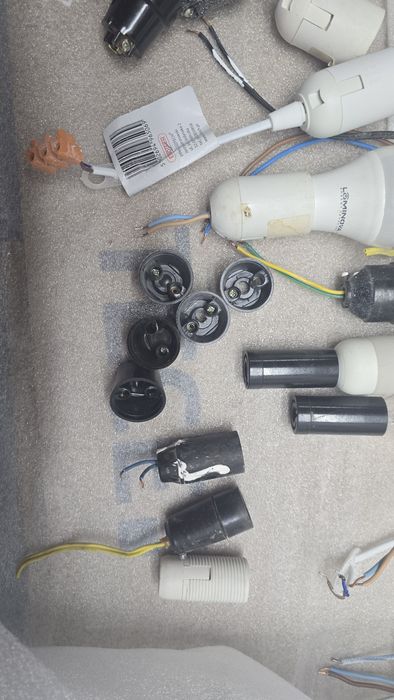 Świetlne zaplecze do remontu: 8× E27 LED + 7× E14 + oprawki — cały zes