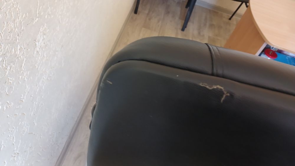 Шкіряне офісне крісло