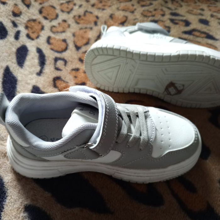 Дитячі кросівки.