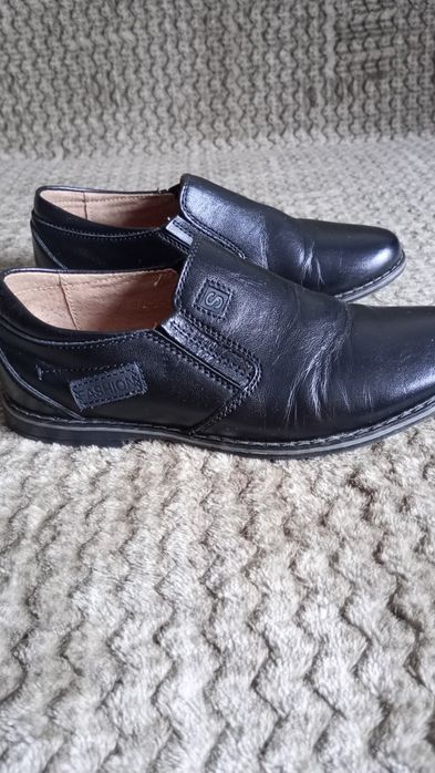 Sprzedaję skórzane buty dziecięce.