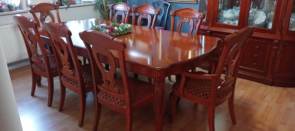 Stylowy stół z krzesłami