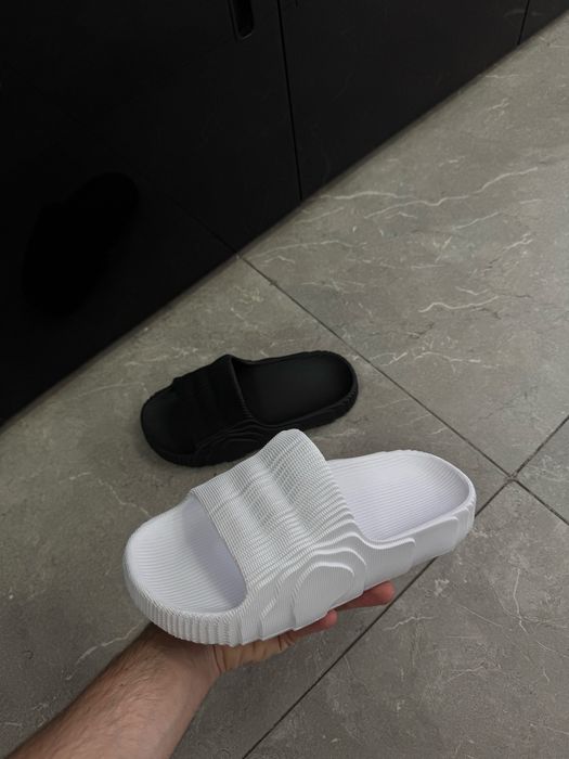 Шльопанці Adidas Yeazy Adilette 22 ,чорні та білі шльопки адідас слайд
