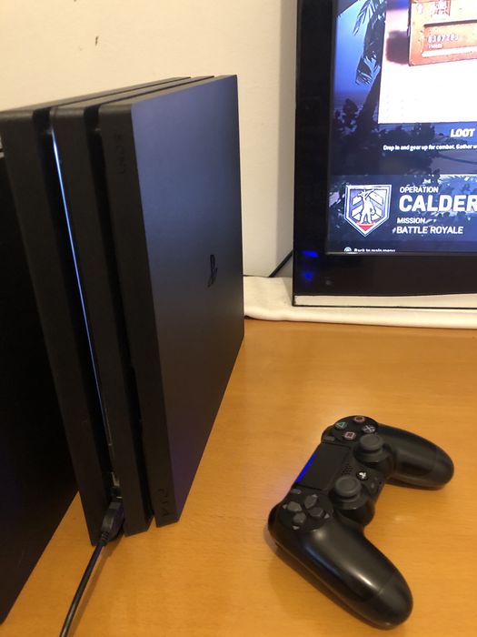 PlayStation 4 de um terá  usada mas conservada !!