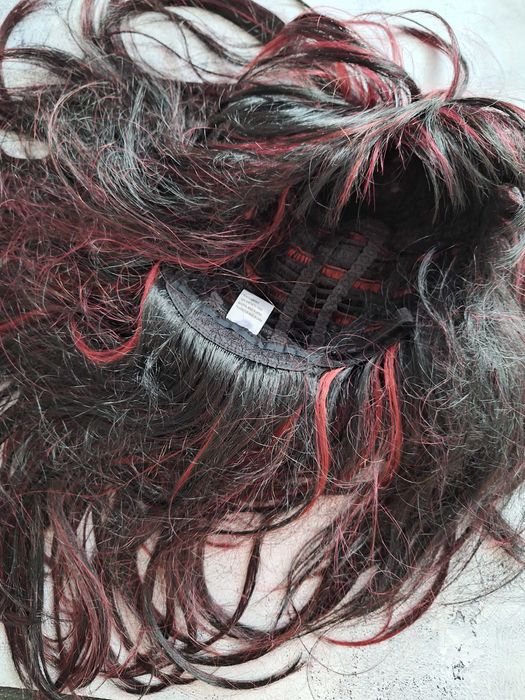 Peruka Włosy Syntetyczne Czarne z Pasemkami