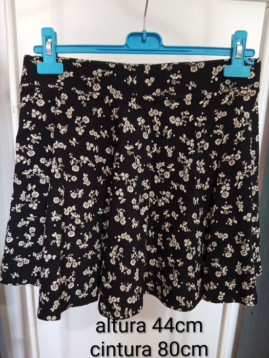 Saia curta preta e branca flores tamanho L