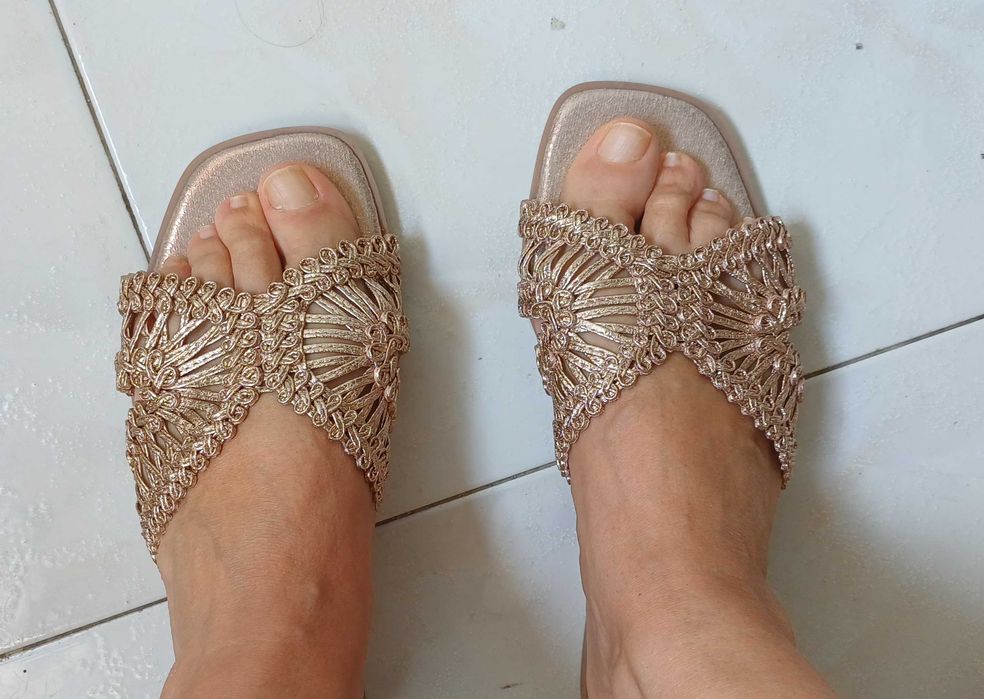 Chinelas - Pretas e Douradas 36