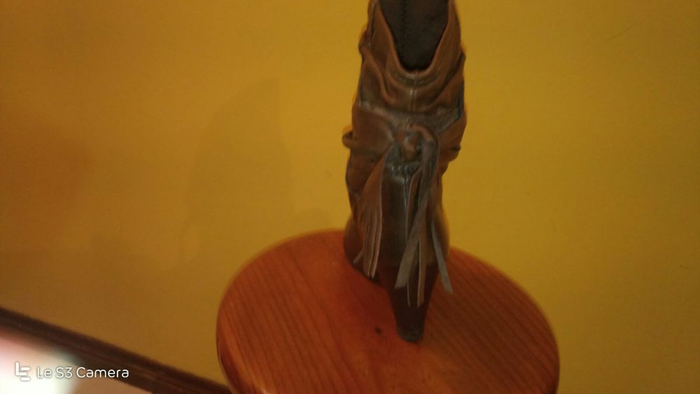 Botins castanho brilhantes, em pele, forrados a têxtil, como novos