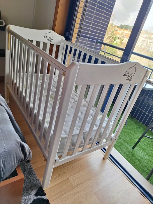 Cama e colchão para bebé