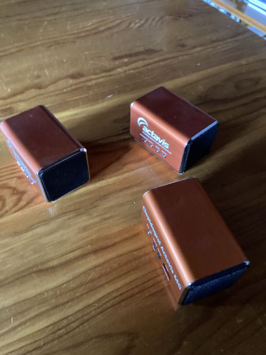 3 Colunas de som com publicidade