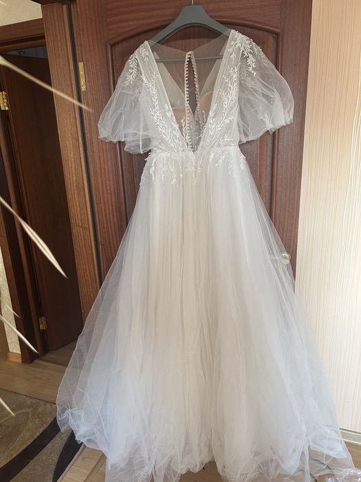 Весільня сукня.    .