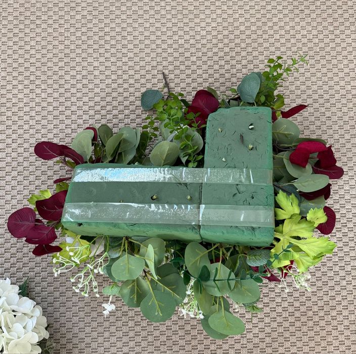Um conjunto de dois arranjos flores artificiais