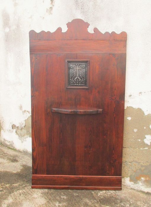 Antigo confessionário em madeira