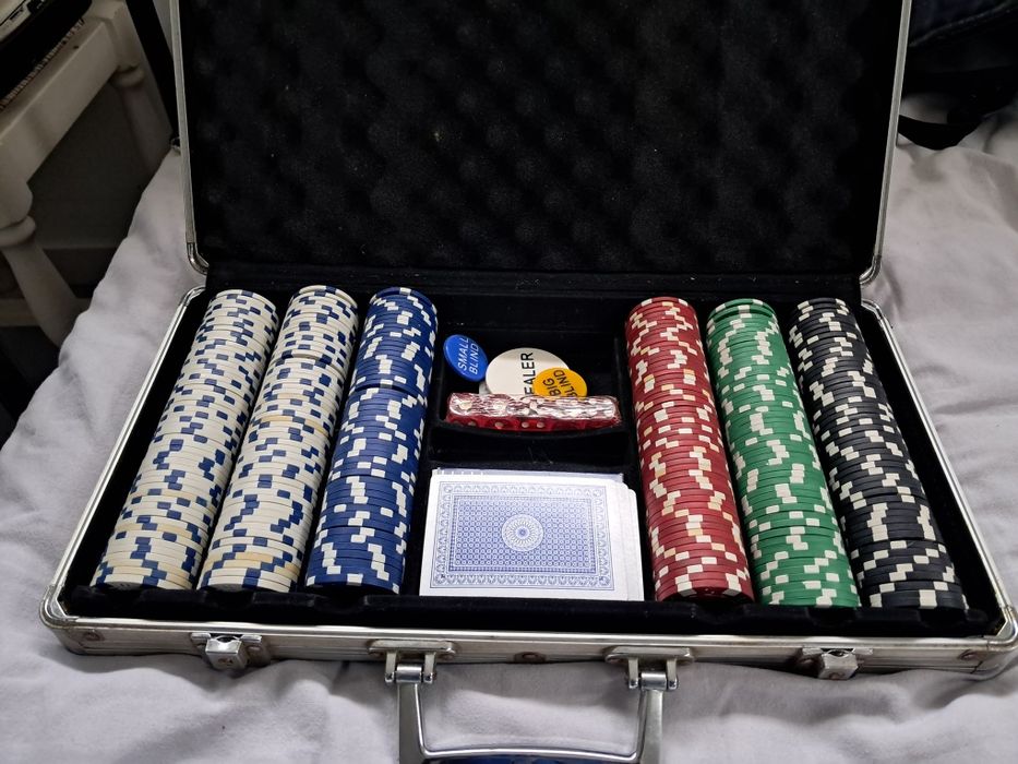 Mala de poker como novo