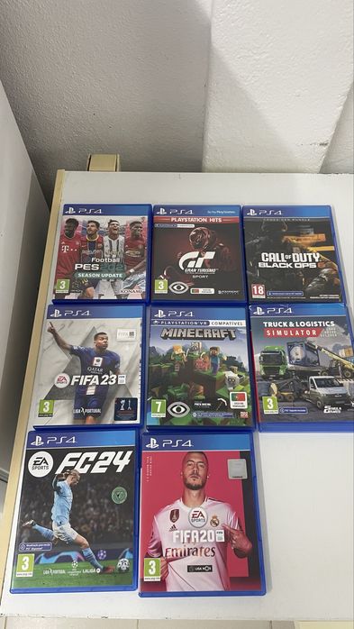 PS4 com dois comandos e jogos
