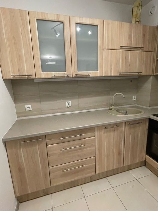 Meble kuchenne, zestaw z płytą ceramiczną i pochłaniaczem  podszafkowym.