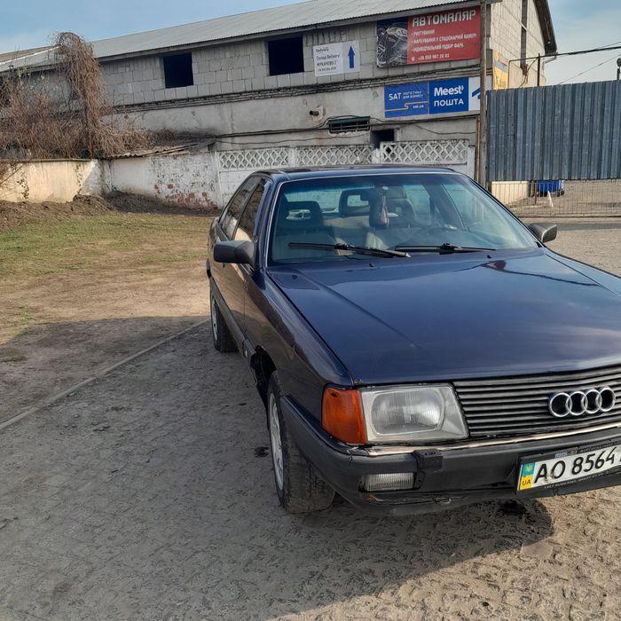 Автомобіль ауді 100