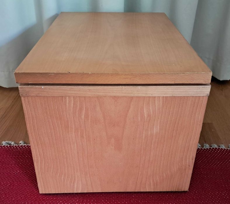 Móvel para TV, de madeira clara, com tampo superior giratório