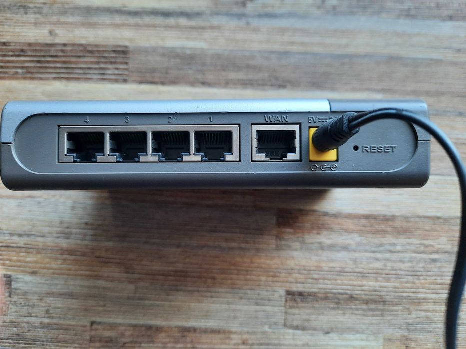 Router D-Link DI-604 - tania okazja za solidny sprzęt z zasilaczem