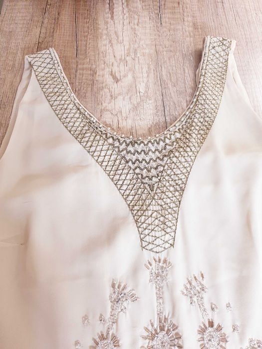 Vestido cru e dourado da marca Suite Blanco