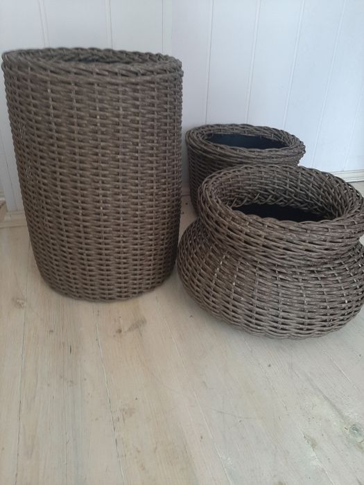 Кашпо из ротанга.