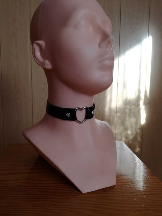 Latex obroża serduszko  z cyrkoniami