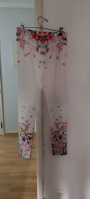 Leggings brancas floridas tamanho M. Nunca usadas