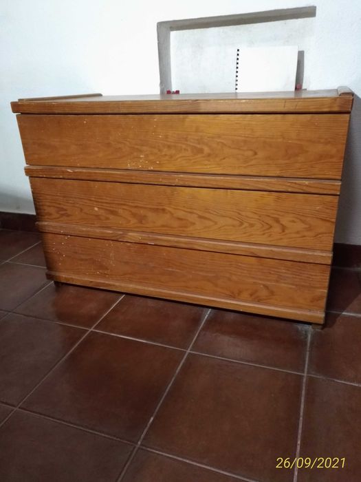 Cómoda  de  pinho