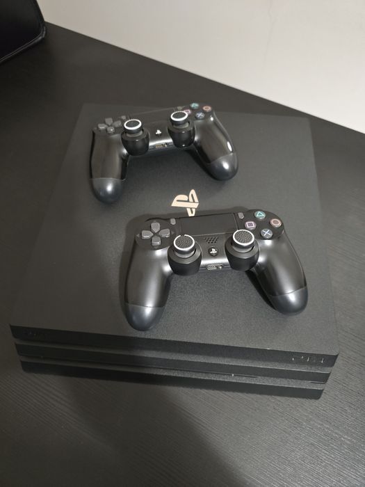 Playstation 4 Pro 1tb, 2 comando e 2 jogos