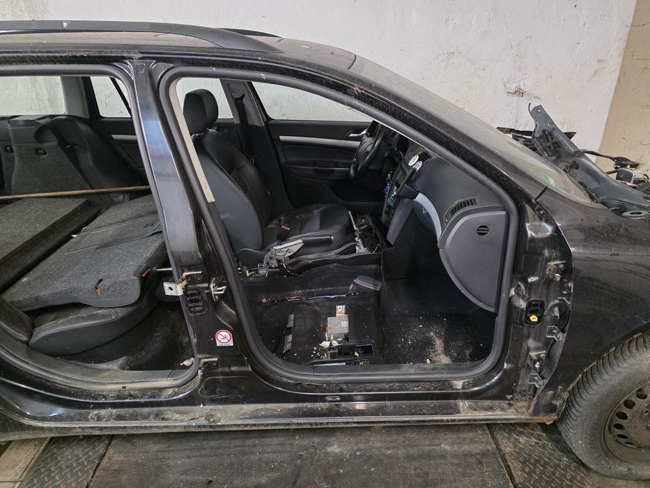 Skoda octavia wszystkie części drzwi boczki fotele deska, poduszki  klamka kierownica sterownik skrzynia 6b 2.0 benzyna 2005r.