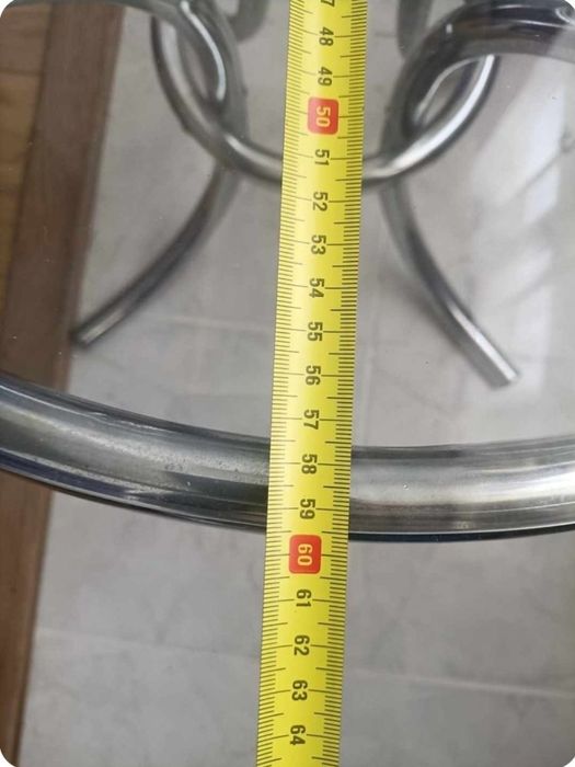 Mesa de centro com tampo de vidro e pernas inox