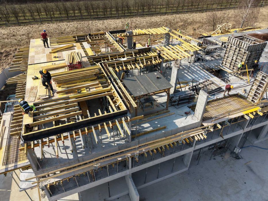 Wynajem i sprzedaż szalunków rusztowań podnośników kontenerów ogrodzeń