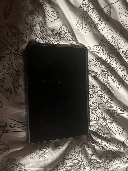 Sprzedam tablet Lenovo Tab z etui – stan bardzo dobry, wszystko działa!