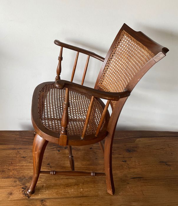 Duas cadeiras antigas com palhinha