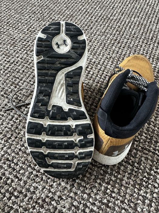 Трекінгове взуття Under Armour