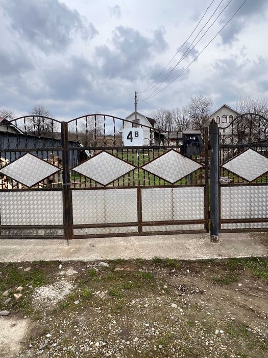 Продаж! Два будинки в жилому стані + гараж