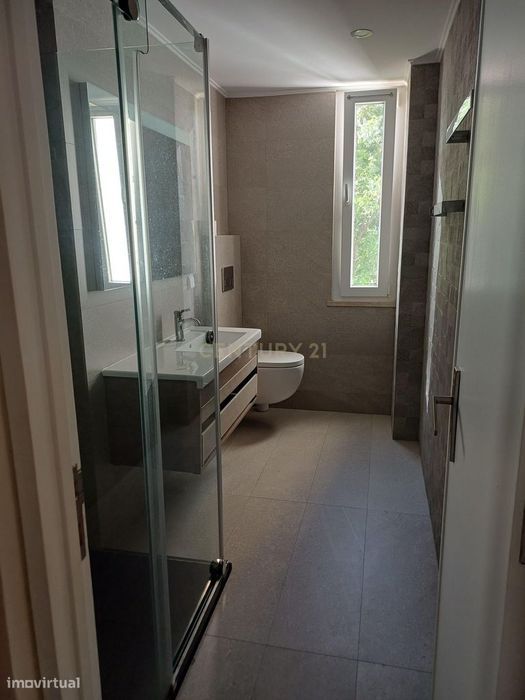 Apartamento T4 remodelado e com varandas frente ao Spacio Shopping dos