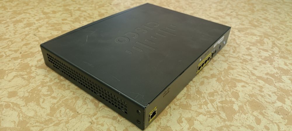 Продам маршрутизатор cisco 881