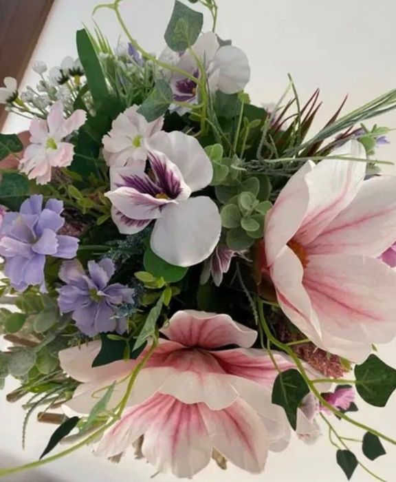 Sztuczny stroik kwiatów