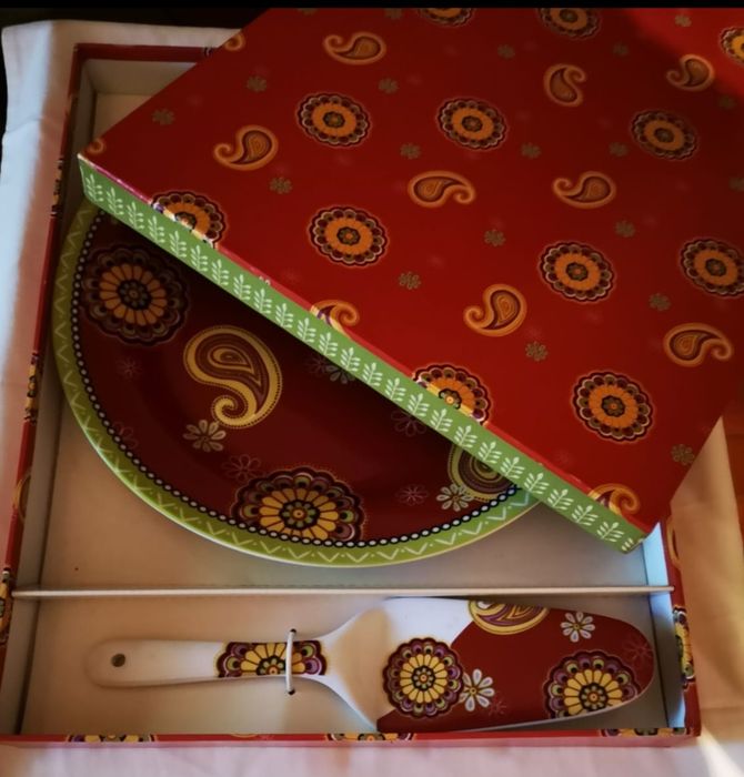 Prato para bolo com faca