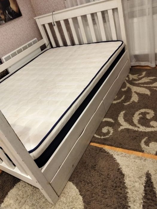 Дерев'яне ліжко з матрацом + 2 шухляди, біле, б/в