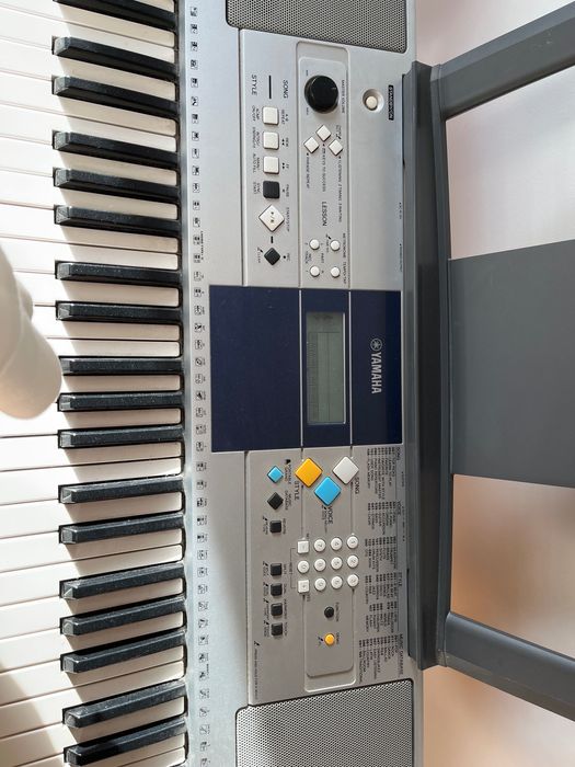 Teclado YAMAHA E323 + suporte