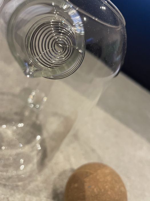 Jarro de agua em vidro e rolha em cortiça