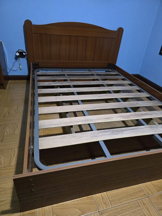 Cama de casal + 2 mesas de cabeceira com gavetas