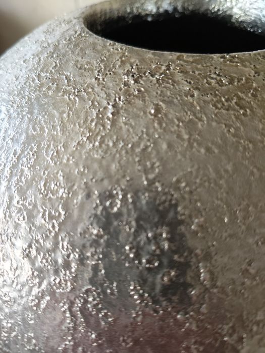 Peça de cerâmica prateada sem nenhum marca de uso