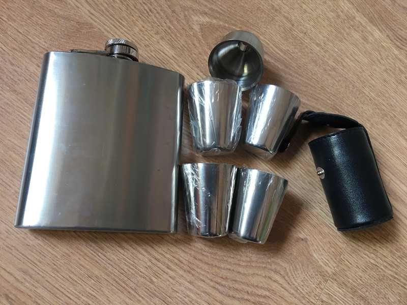 Garrafa/Cantil (Flask), com funil e 4 copos - aço inoxidável
