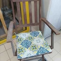 Mesa madeira e 2 cadeiras - precisa levar verniz - tudo 30€