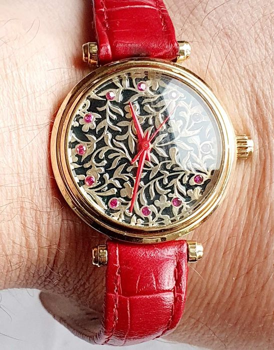 Продам золотые женские часы