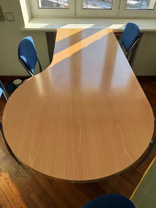 Кухонний стіл з одною ніжкою